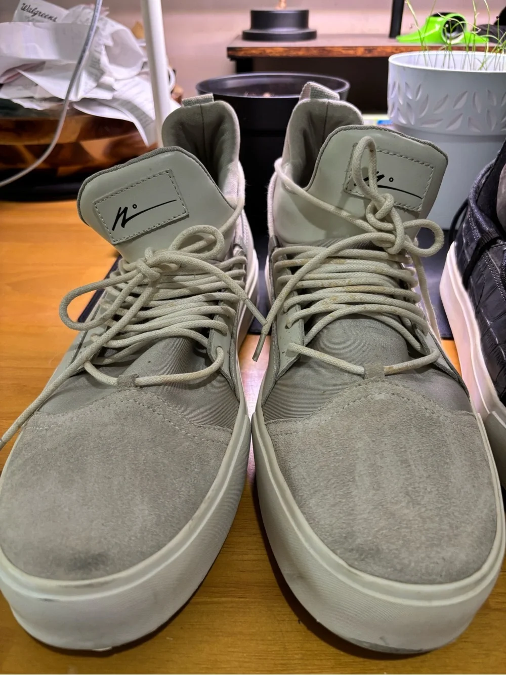 Article number Sneaker Lot Sneakers in Light Gray and Black Men’s.